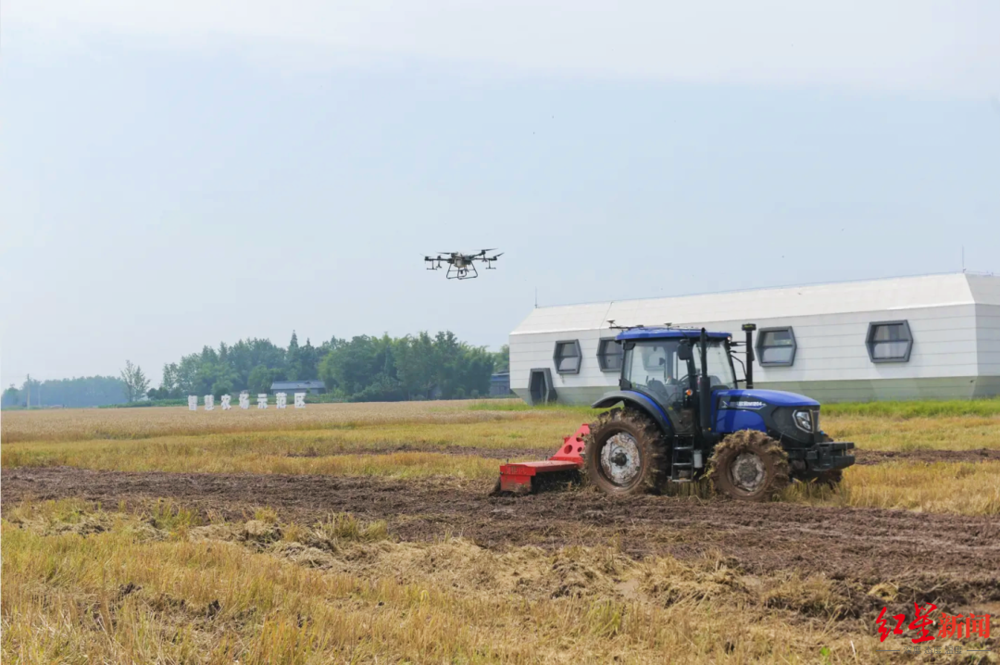像扫地机器人一样的无人驾驶收获机在农场